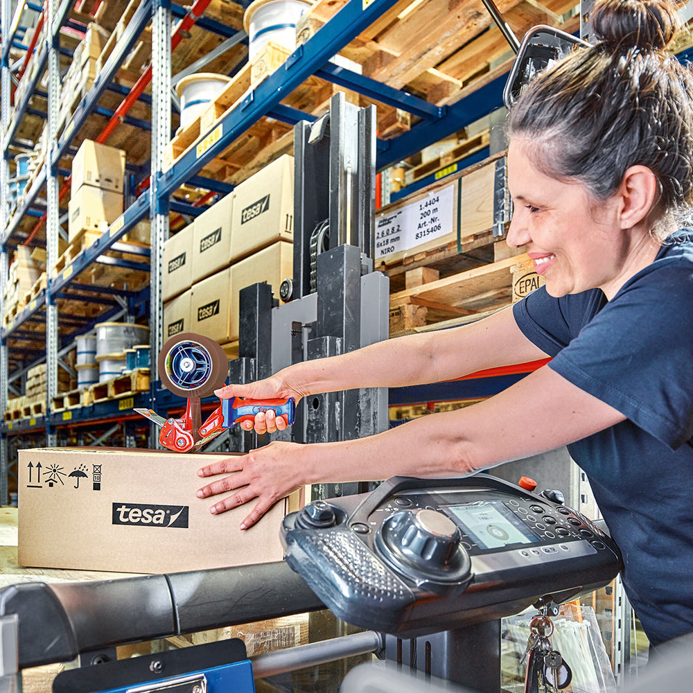 Grafik zur Anwendung des tesa® 60416 – schematische Darstellung der Nutzung des doppelseitigen Hochleistungsklebebands, Selftech Systembaustoffe GmbH Onlineshop