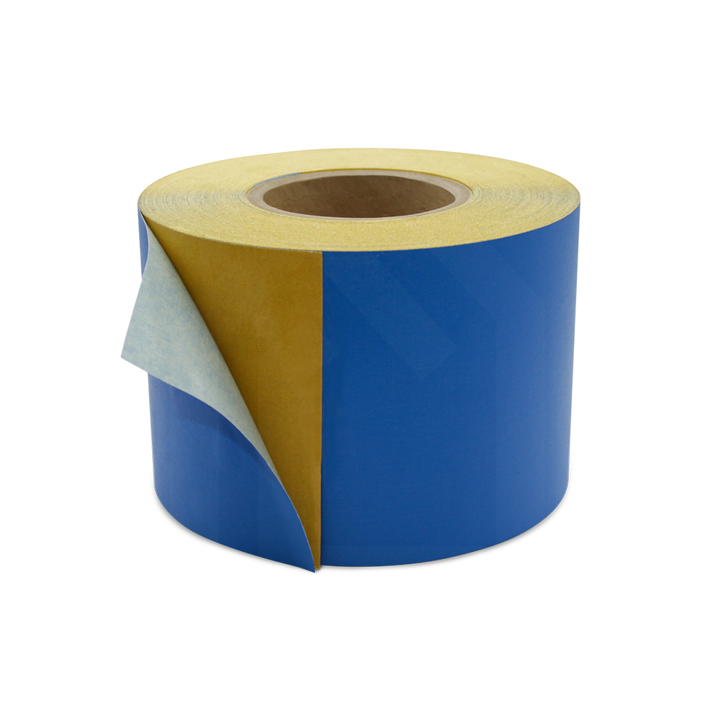 Selftech tesa Gewebeklebeband mit Abziehliner in Blau – detailreiche Produktaufnahme mit sichtbarem Liner für sauberes, einfaches Verarbeiten bei Montage und Abdeckung