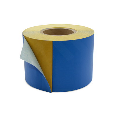 Selftech tesa Gewebeklebeband mit Abziehliner in Blau – detailreiche Produktaufnahme mit sichtbarem Liner für sauberes, einfaches Verarbeiten bei Montage und Abdeckung