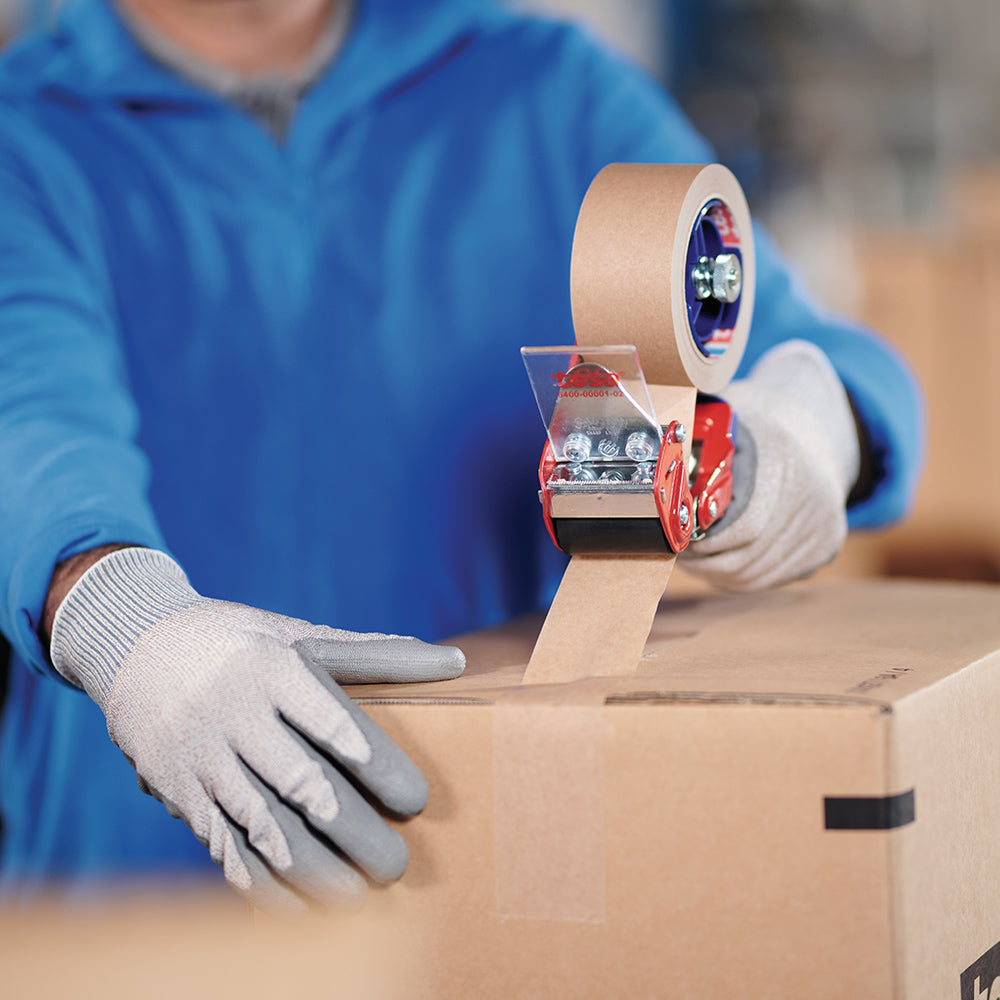 tesa 4713 Papierklebeband im Einsatz mit Handabroller – ideale Kombination für umweltfreundliches und effizientes Verpacken im Versandbereich